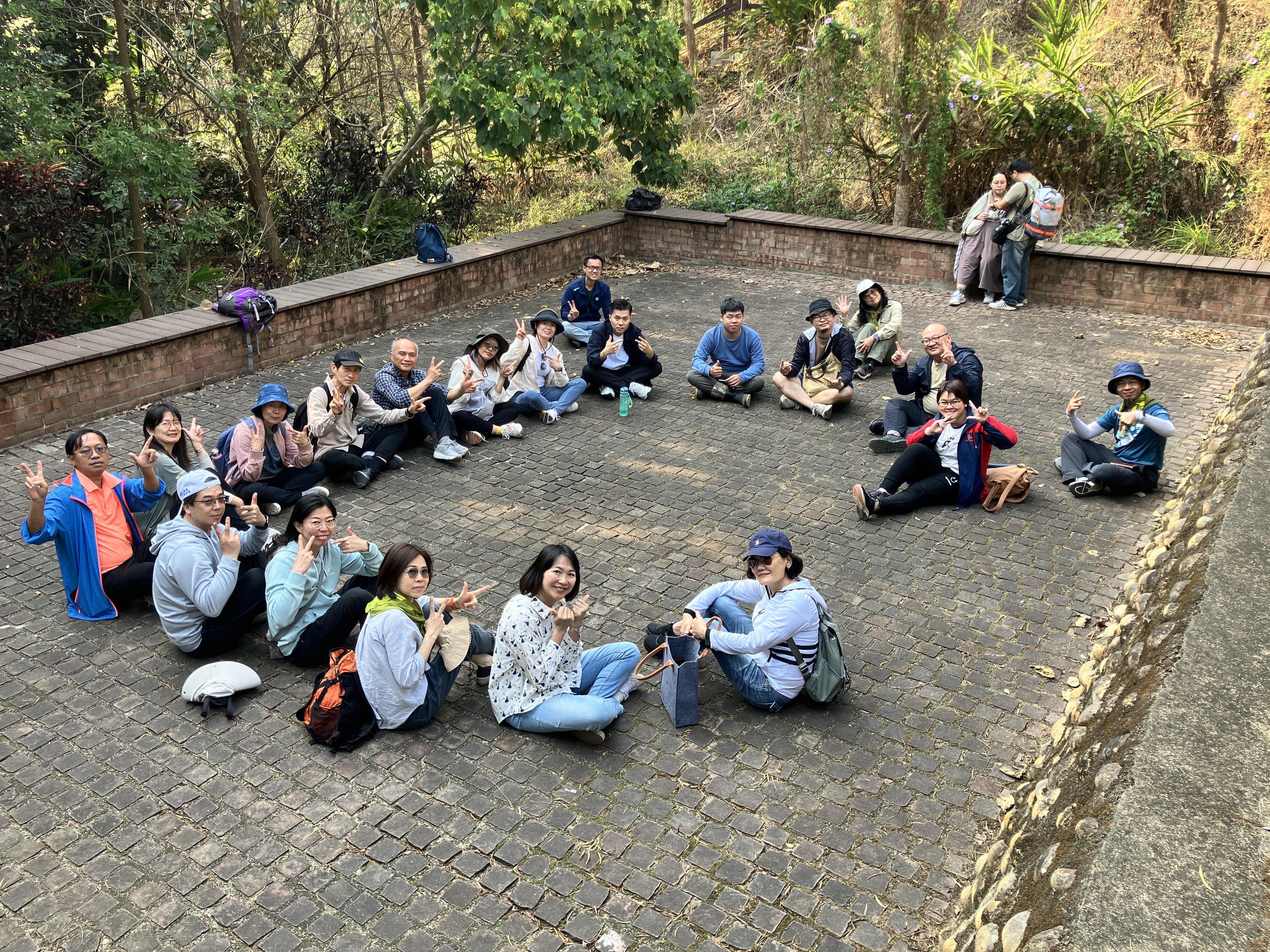 參與者們席地而坐